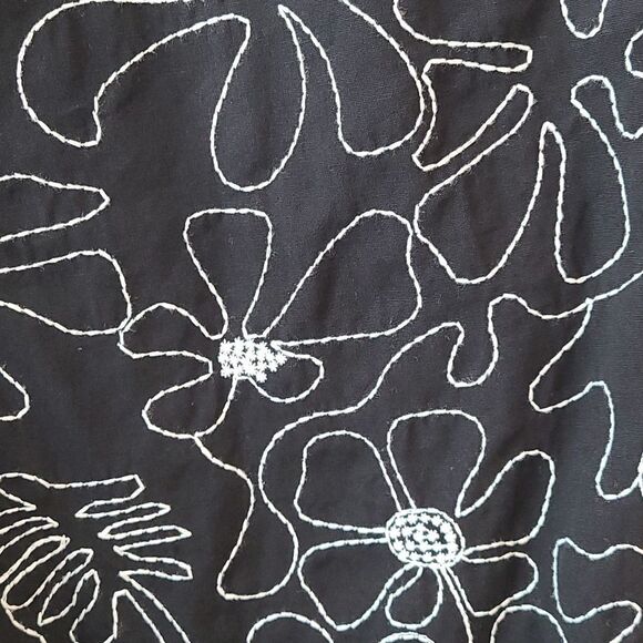 Talbots Black and White Floral Embroidered Capris Size 14 - Picture 3 of 13